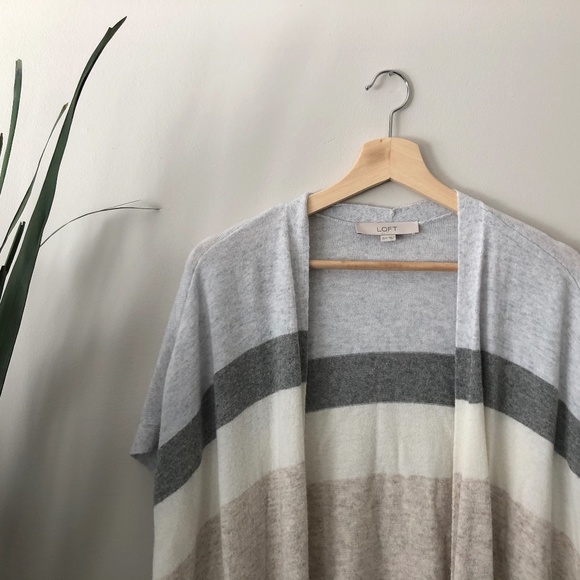 🌸 3/$25 LOFT | Grey Colourblock Open Poncho Sweater - Picture 2 of 7